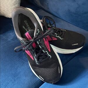 Brooks Women's Black and Pink Athletic Shoes